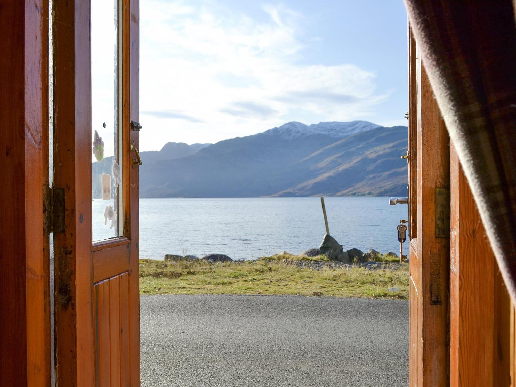 Shore Cottage Arnisdale Bagian luar foto